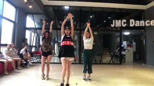 娱乐吃瓜跳舞,吃瓜、跳舞，尽享欢乐时光